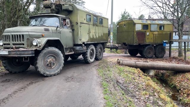 Заезд в двор задним ходом на ЗИЛ 131 с самодельным прицепом кунг смотреть онлайн