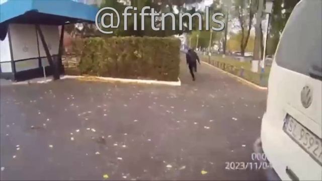 Будущий мехвод леопарда шустро удирает от военкомов на Украине смотреть онлайн