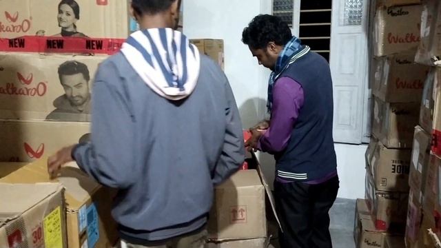 Big Shoe godown and shopping time #shoes #big #viralvlogs #viral #funny смотреть онлайн