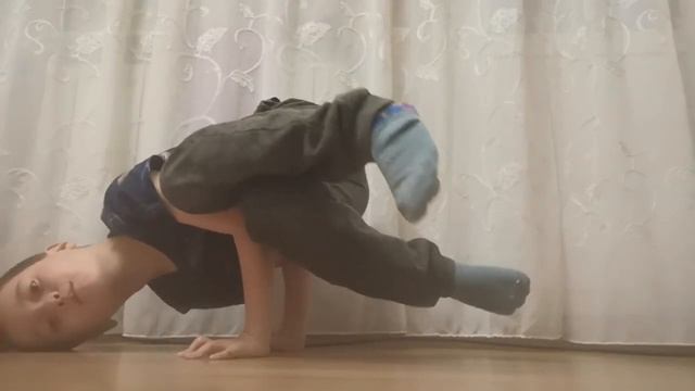 Брейк-данс би-бой Дарик 105 упражнение для начинающих упражнение называется Baby frith бэби фриз смотреть онлайн