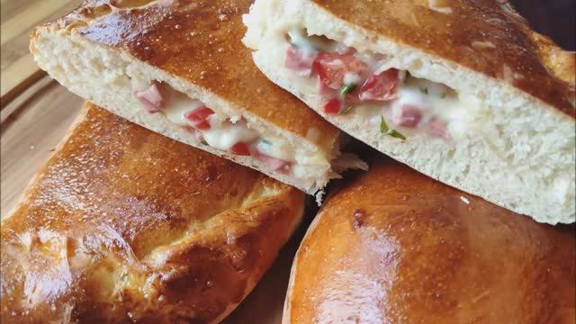 Закрытая пицца кальцоне в духовке