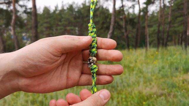 Темляк из паракорда с бусиной "Череп" смотреть онлайн
