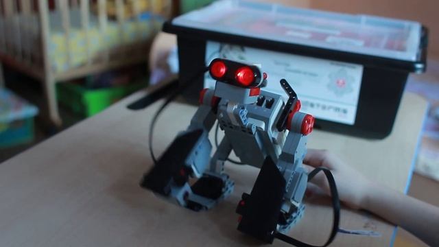 Lego Mindstorms EV3 программирование робота Горилла с контроллера смотреть онлайн