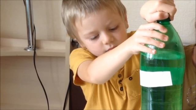Эксперимент с водой "Не открывать". Простые опыты для детей | Занимательная физика для детей смотреть онлайн