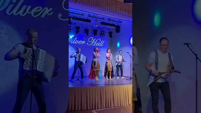 Готовы вместе с нами петь? #группанапраздник #балалайка62 #народныепесни #потолокледяной смотреть онлайн