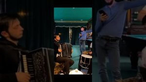 ЧЕЧЕНСКИЙ гармонист Иса Ахмадов, Очень Красиво играет на гармошке .это просто шедевр!!!😍