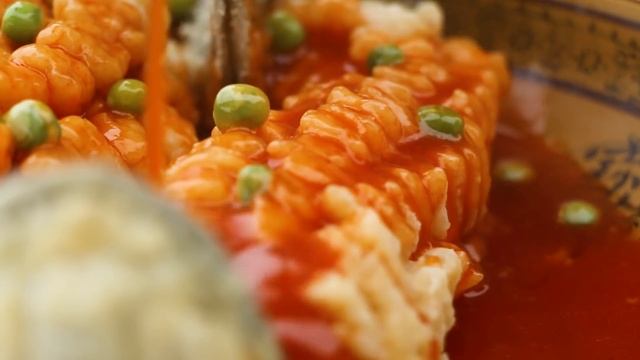 年夜飯必備松鼠魚，一整條下鍋油炸，澆上秘製醬料，小雨吃的合不攏嘴！ 【市民朱小雨】 смотреть онлайн