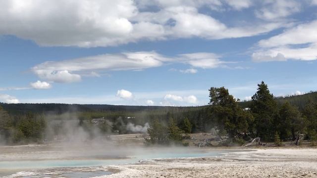 Old Faithful Inn and Old Faithful geyser смотреть онлайн