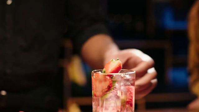 Schweppes Cocktail HIBISCUS FRUIT 2 смотреть онлайн