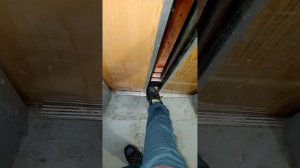 Лифт УКМ с большой щелью между дверей и без реверса в центральном положении снаружи. #кмз #лифт