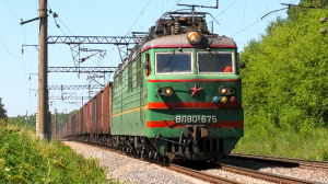 До сих пор зеленый ВЛ80С-675 с грузовым поездом и РА2-053 в хвосте