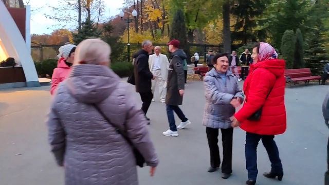 Натали моё счастье Танцы в парке Горького Харьков Октябрь 2021 смотреть онлайн