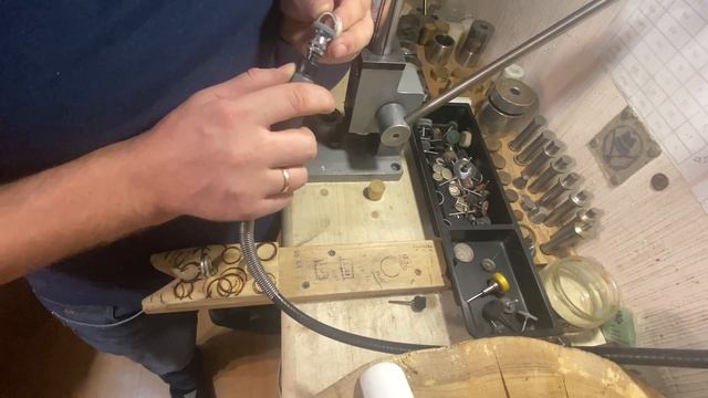 Уменьшаем размер кольца без распила и пайки / как уменьшить кольцо coin ring кольцо из монеты смотреть онлайн