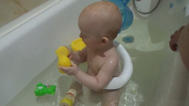 купание ребенка в 9 месяцев смотреть онлайн