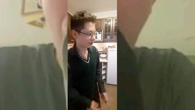 ШОК! МАЛЬЧИК ОБЖОГ РУКУ НА КАМЕРУ! НО приготовил сосиски ?????? смотреть онлайн
