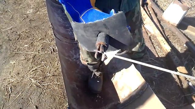 Ремонт корыт для дробленки быкам из бочки 200л. смотреть онлайн