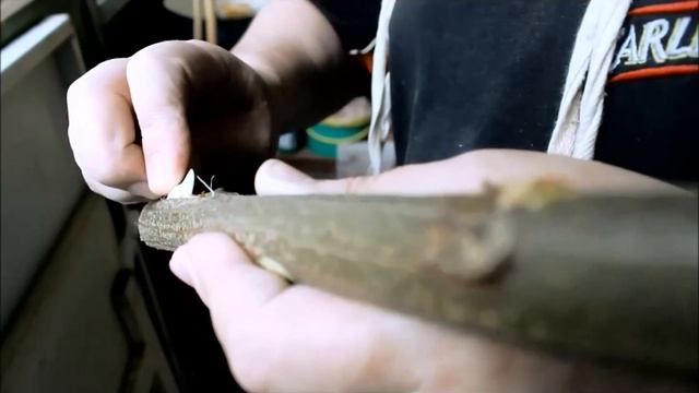 Ручной кородёр из кости. Как снять кору с ветки без повреждений, чтобы ветка не трескалась. смотреть онлайн