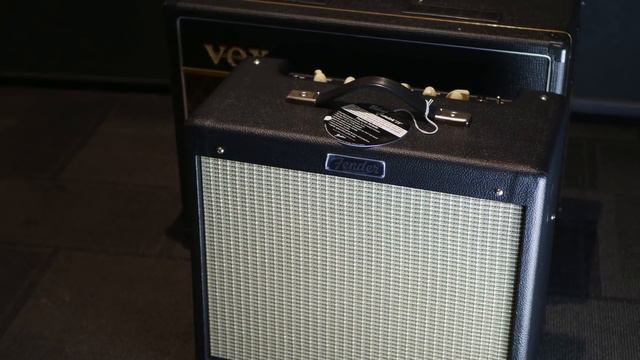 VOX AC15C1 vs Fender Blues Jr IV - The 15 Watt Amplifier Shootout смотреть онлайн