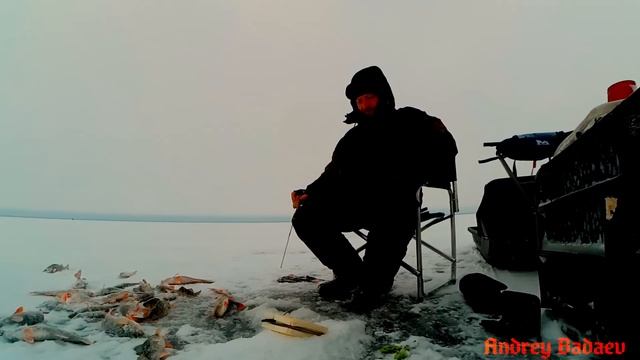 Лучшая зимняя рыбалка 2022 .Рыбалка одной лунки! смотреть онлайн