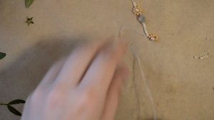 простые браслеты из бисера // как сделать ромашки и вишенки из бисера? // diy