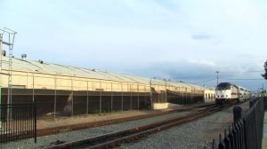 Проезжающие скоростные двухэтажные поезда в Америке США тепловозы тянут за собой очень красивые