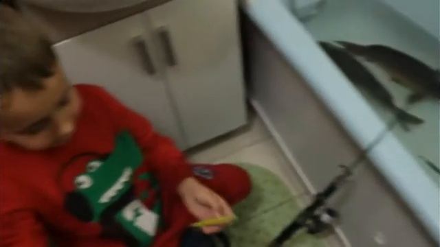 Кирилл споймал большую рыбу руками... смотреть онлайн