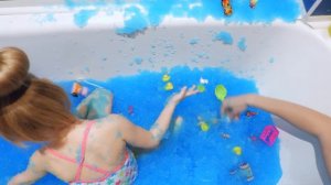 Желейная Ванная Растим Снег в Ванной Ищем Сюрпризы Squishy Gelli Baff with toys