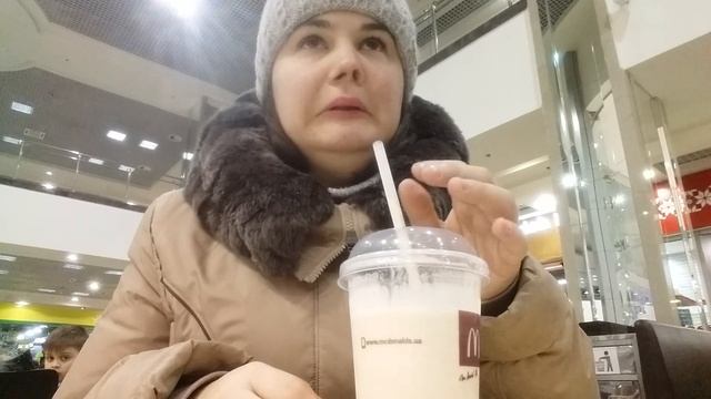 Сижу с мамой в кафе пью молочный коктейль и веду беседу.))) смотреть онлайн
