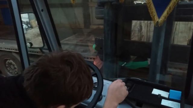 Львовский погрузчик. Погоузка тюков прессованого картона. смотреть онлайн