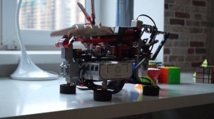 Робот Lego EV3 MindCub3r собирает кубик Рубика