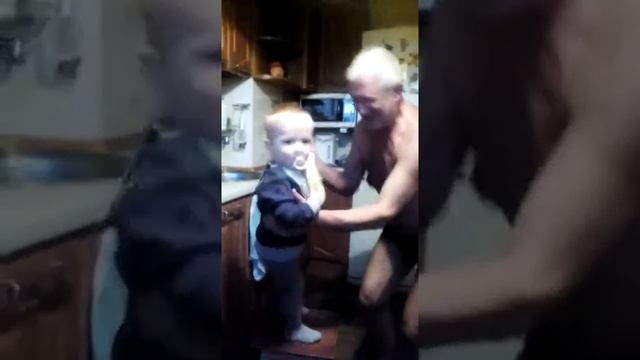 маленький ребенок танцует 2017 танцы,ТАНЦУЮТ ВСЕ!!! смотреть онлайн