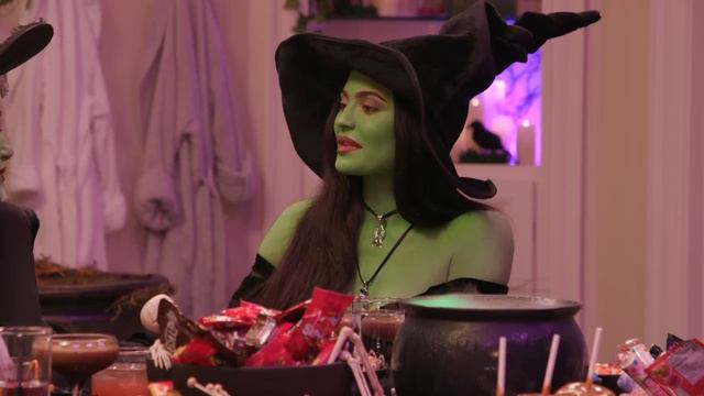 Kylie Jenner & Hailey Bieber toast to Halloween with spooky cocktails | WHO'S IN MY BATHROOM? смотреть онлайн