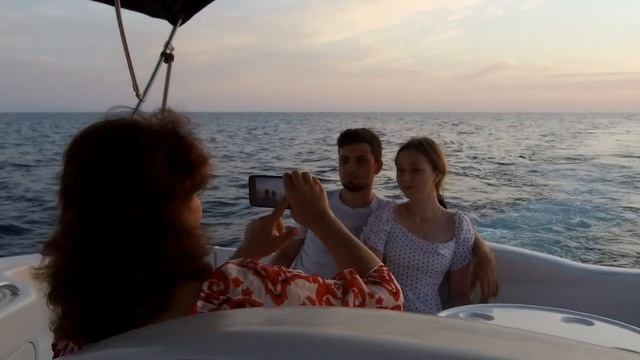 Аренда яхты в Сочи. Экскурсия на яхте Амалтей. Море удовольствия и впечатлений на закате солнца..mp4 смотреть онлайн