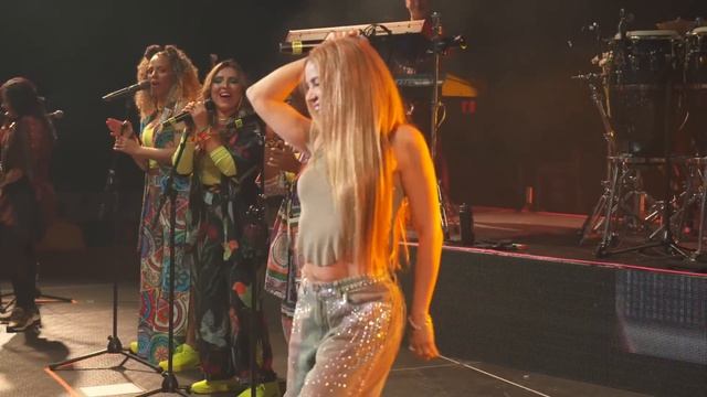 Shakira sorprende a Carlos Vives en concierto de Miami (La Bicicleta/Currambera) - El Tour de los 3 смотреть онлайн