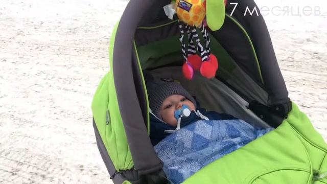 Как малыша катают в коляске. смотреть онлайн