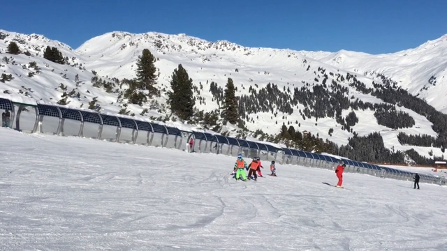 Paulina_und_Arina_lernen_Skifahren