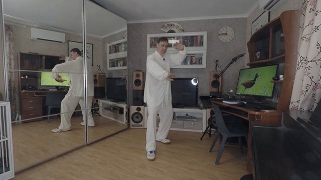 Тайцзицюань. Цигун дома. Упр 20 Вращение жернова пронизывающими ладонями вертикально на себя. смотреть онлайн