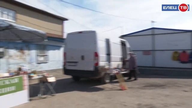 Торговля на новом месте: продавцы и покупатели обживаются на Засосенском рынке смотреть онлайн