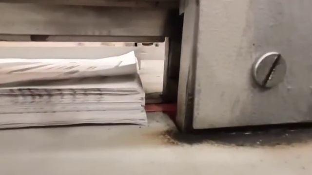 Ручной резак для бумаги Ideal 4205 c металлическим столом. смотреть онлайн