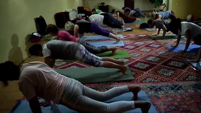 Сурья Намаскар. Фрагмент. Тренинг-йога-ретрит. Алаколь. 17 августа 2019 смотреть онлайн