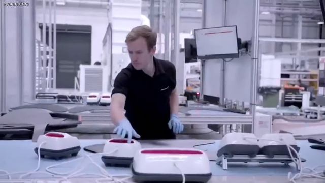 How does McLaren build a carbon fibre chassis? смотреть онлайн