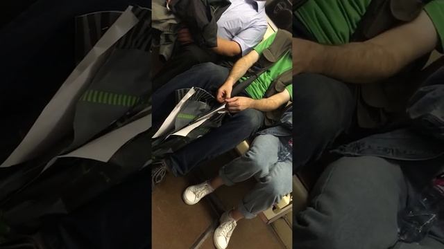Курьер в метро вскрывает посылки смотреть онлайн
