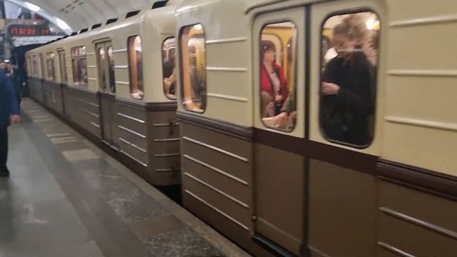 81-717/714А Ретро-поезд "Сокольники" на станции Библиотека имени Ленина. 10 октября 2023г. смотреть онлайн