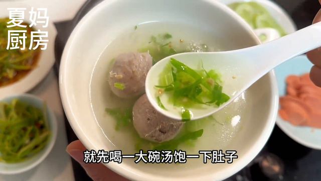 今天的晚餐三菜一汤，凉拌蒜薹，黄瓜炒火腿，还有蒜酥牛肉丸汤 смотреть онлайн