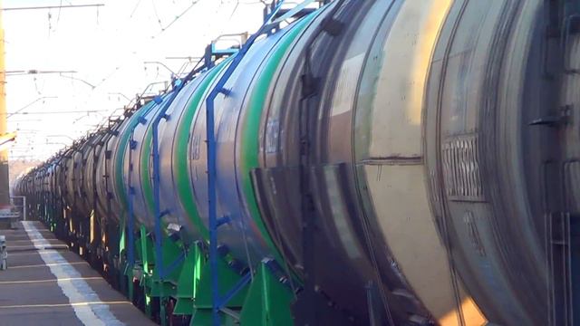 "Пермяк!" Электровоз ВЛ11-390/367А с грузовым поездом, платформа 90 км смотреть онлайн