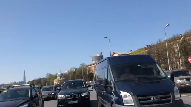 Утка и 11 утят идут к Неве — перекрываем Приморский проспект смотреть онлайн