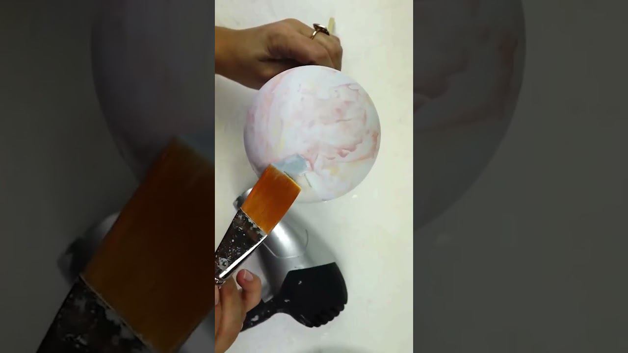 Мраморный шар: имитация каменной поверхности акриловыми красками #shorts #новогодниеукрашения смотреть онлайн