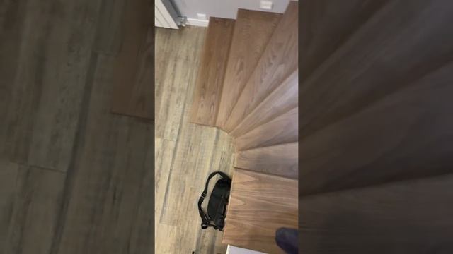 Облицовка лестницы деревом