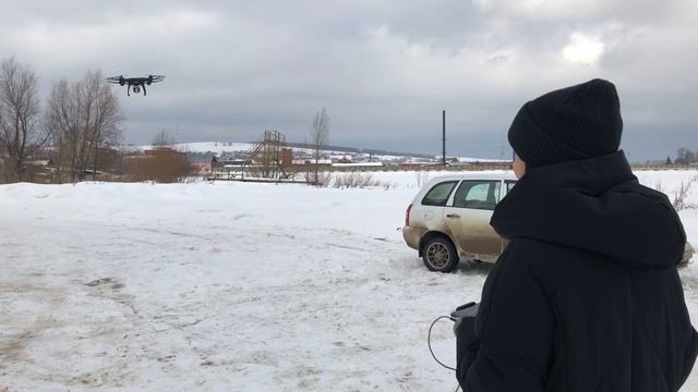 Настя учится летать на квадрокоптере смотреть онлайн