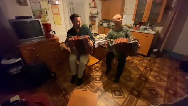 Шпарят дед со внуком! С гармонью по жизни! смотреть онлайн